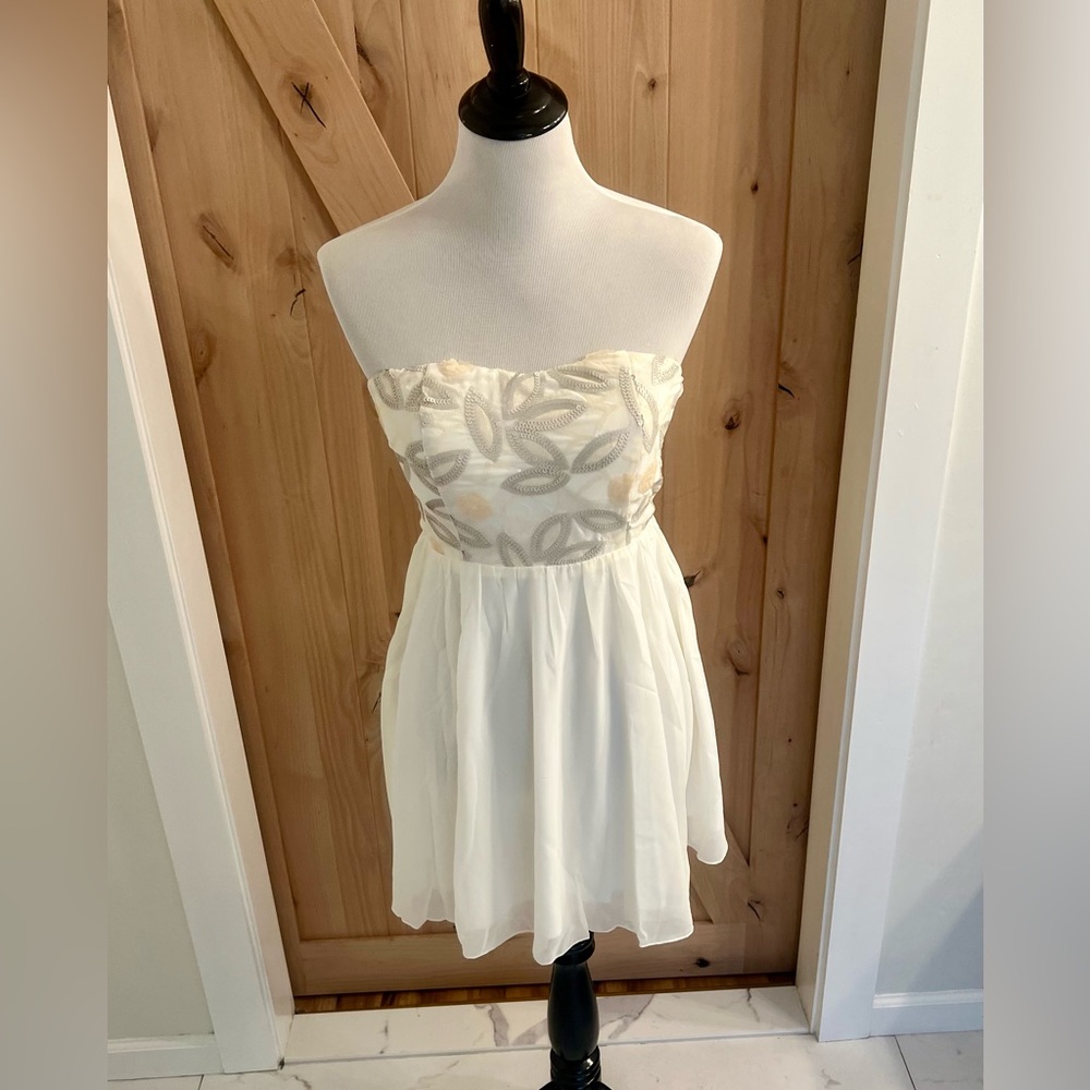 NWT: Strapless ivory Beaded bodice dress Multiple sizes